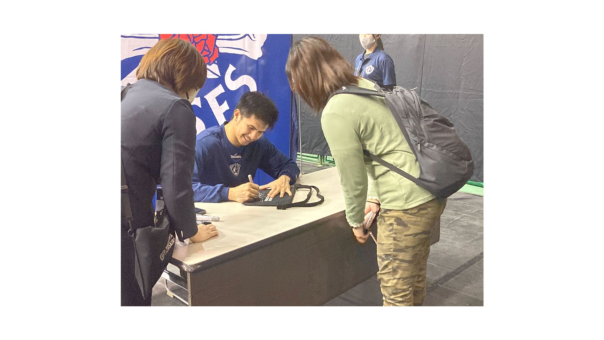 試合後選手サイン会実施時の様子
