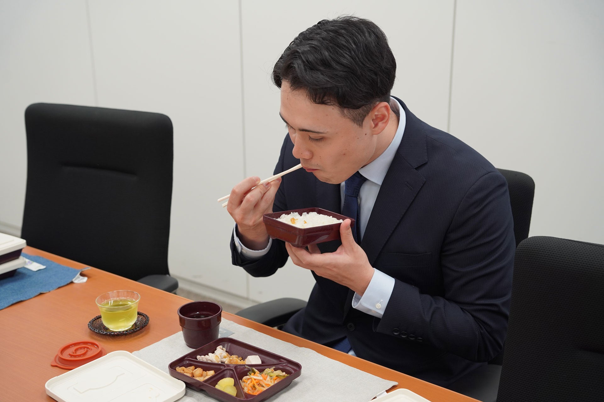 給食食べてる様子